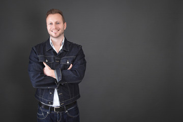Lässiger Typ in Jeans als Hintergrund