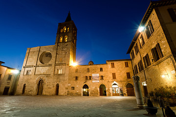 Bevagna: Piazza Silvestri al crepuscolo