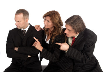 Kollegen zeigen mit dem Finger auf Kollegen