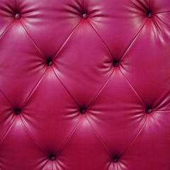 Gros plan en cuir noir boutonné de luxe rose