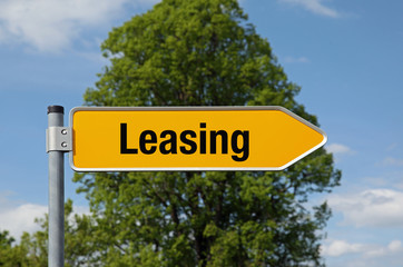 Gelber Pfeil mit Baum LEASING