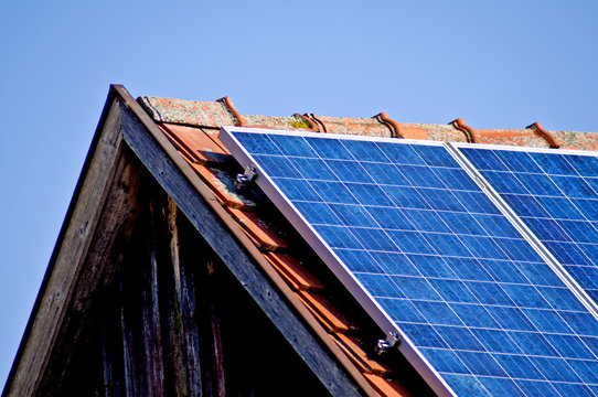 Photovoltaikanlage auf alter Scheune