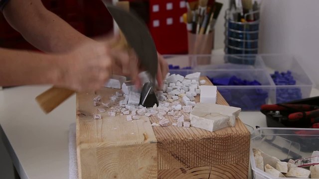 Taglio del marmo con martellina