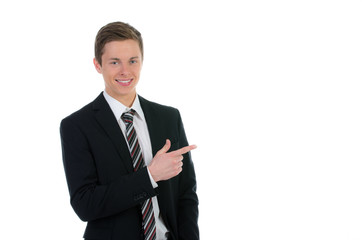 junger mann zeigt mit dem finger