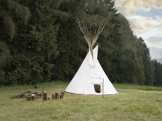 Cercles muraux Indiens wigwam américain indien sur le pré près de la forêt