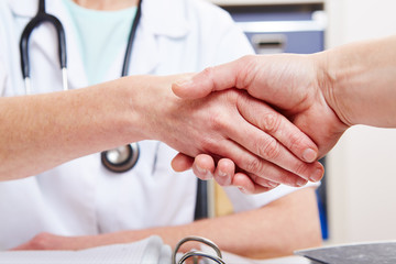 Handschlag zwischen Arzt und Patient