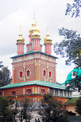 Fototapeta na wymiar Kopuły kościoła w Trinity Sergiusz Ławra