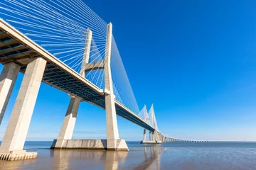 Fototapeten Modernes Brückenfragment: Vasco-da-Gama-Brücke, Lissabon © dvoevnore