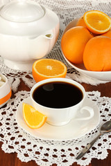 Obraz na płótnie Canvas Piękny biały serwis obiadowy z pomarańczy