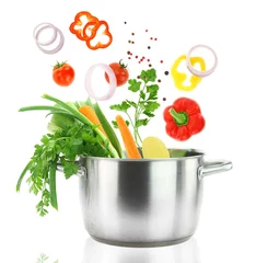 Crédence de cuisine en verre imprimé Légumes Fresh vegetables falling into a stainless steel casserole pot
