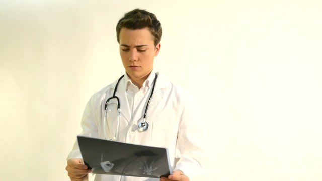 medico mirando radiografia