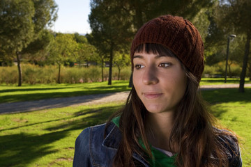 chica en el parque mirando a un lado