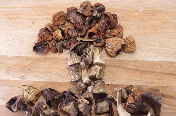 Suszone grzyby na desce do krojenia