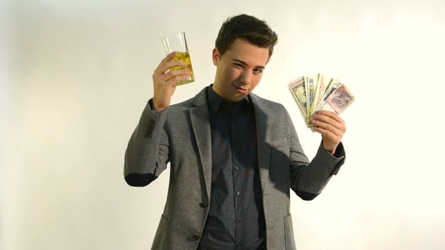 hombre con dinero y bebiendo alcohol