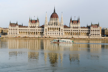 Obraz premium Parlement Hongrois à Budapest