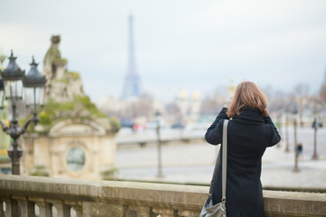 Fototapeta premium Tourist in Paris taking picture