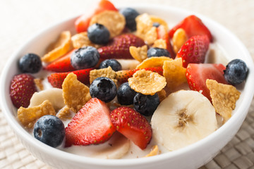 healthy breakfast corn flakes with berries