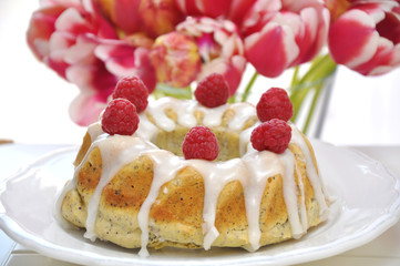 Mohn Gugelhupf mit Himbeeren