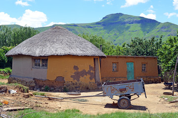 Fototapeta na wymiar Tradycyjny dom w Lesotho