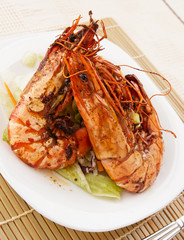 Jumbo prawns with lettuce