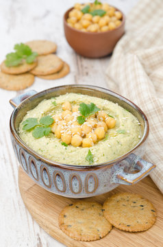 Hummus with cilantro and crackers