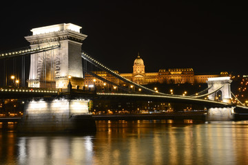 Pont des Chaînes de nuit à Budapest