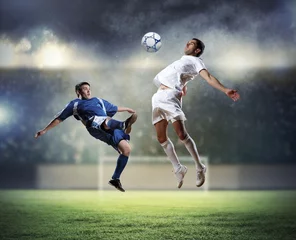 Foto op geborsteld aluminium Voetbal twee voetballers die de bal slaan