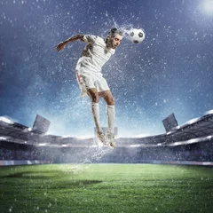 Foto op Aluminium Voetbal voetballer die de bal slaat