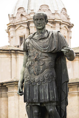 Fototapeta na wymiar Statua emperator Juliusza Cezara w Rzymie, Włochy