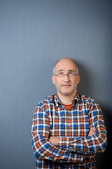 Fototapeta premium mann blickt skeptisch nach oben