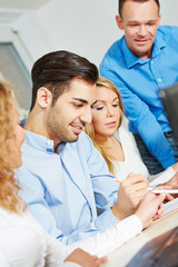 Obraz premium Gruppe im Unterricht mit Lehrer