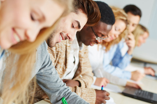 Studenten im Seminar lernen f&uuml;r Pr&uuml;fung