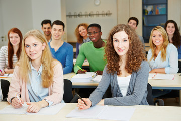 Schüler sitzen im Unterricht in der Klasse