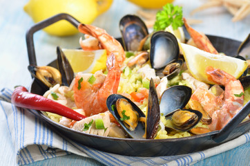 Paella mit Meeresfrüchten und Hühnerbrust