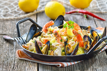 Spanisches Paella in der Servierpfanne