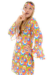 Junge Frau in Hippie-Kostüm raucht