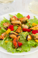 salad with mussels, lettuce and red pepper