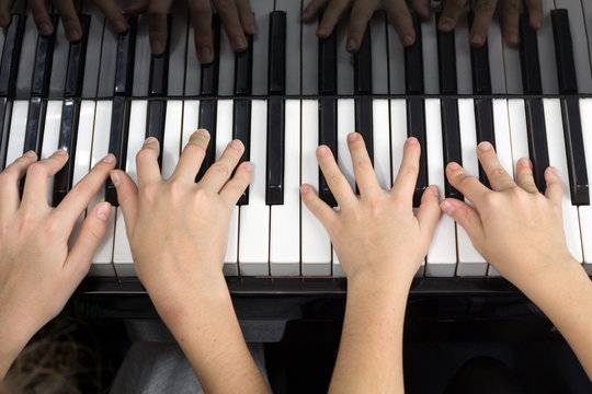 Mains d'enfants jouant du piano