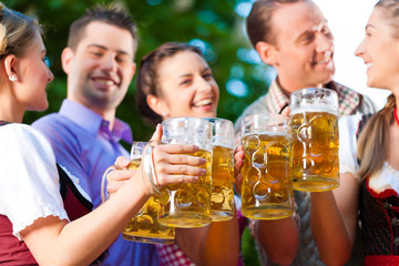 Im Biergarten - Freunde trinken Bier