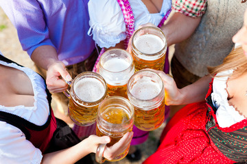 Im Biergarten - Freunde trinken Bier