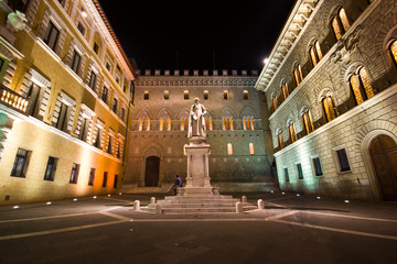 Piazza Salimbeni, Siena - obrazy, fototapety, plakaty