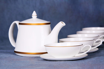 Teekanne mit Tassen und Teller