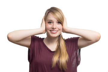 Fototapeta premium Blonde Frau hält ihre Ohren zu