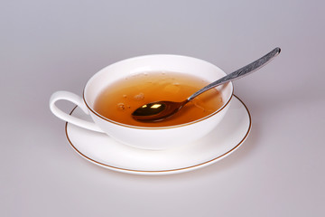 Tasse mit Tee und Löffel