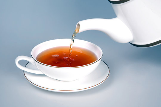 Tasse mit Tee Teekanne Farbe