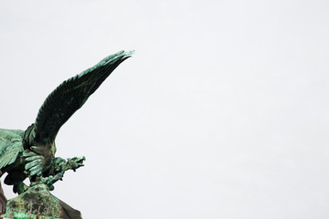 Greifvogel-Statue
