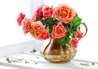Obraz na płótnie Canvas Beautiful fresh roses in a vintage jug .