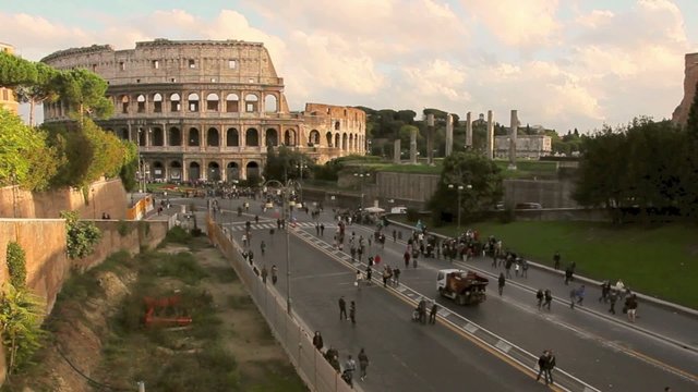 Kolosseum in Rom mit Sonne in Zeitraffer/ Time-Lapse