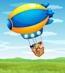 Stof per meter Een gestreept luchtschip met een groep kinderen © GraphicsRF