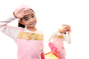 洗濯籠を持つ姉妹